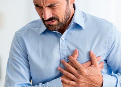 Мужчина держится за сердце